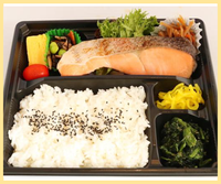 焼き鮭弁当 (Salted Salmon Bento)